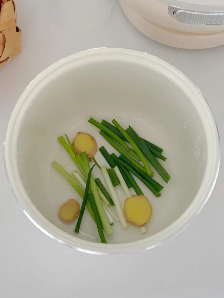 电饭煲葱油焖鸡 第 3 步