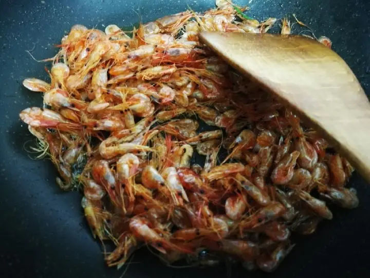 辣椒炒河虾干 第 1 步