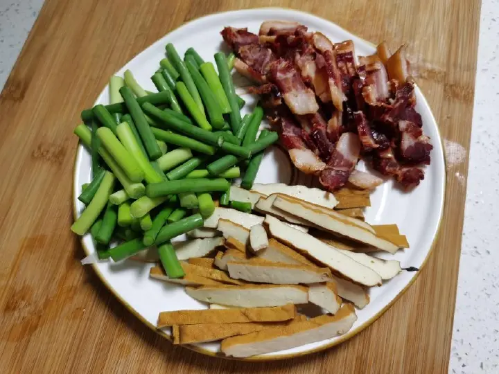 蒜苔豆干炒腊肉 第 2 步