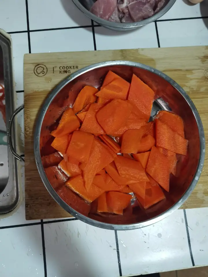 胡萝卜炒肉片 第 3 步