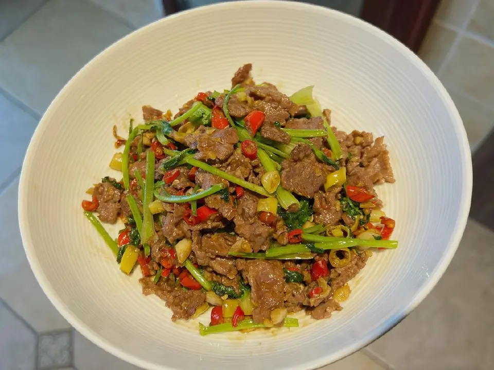 小炒黄牛肉成品图