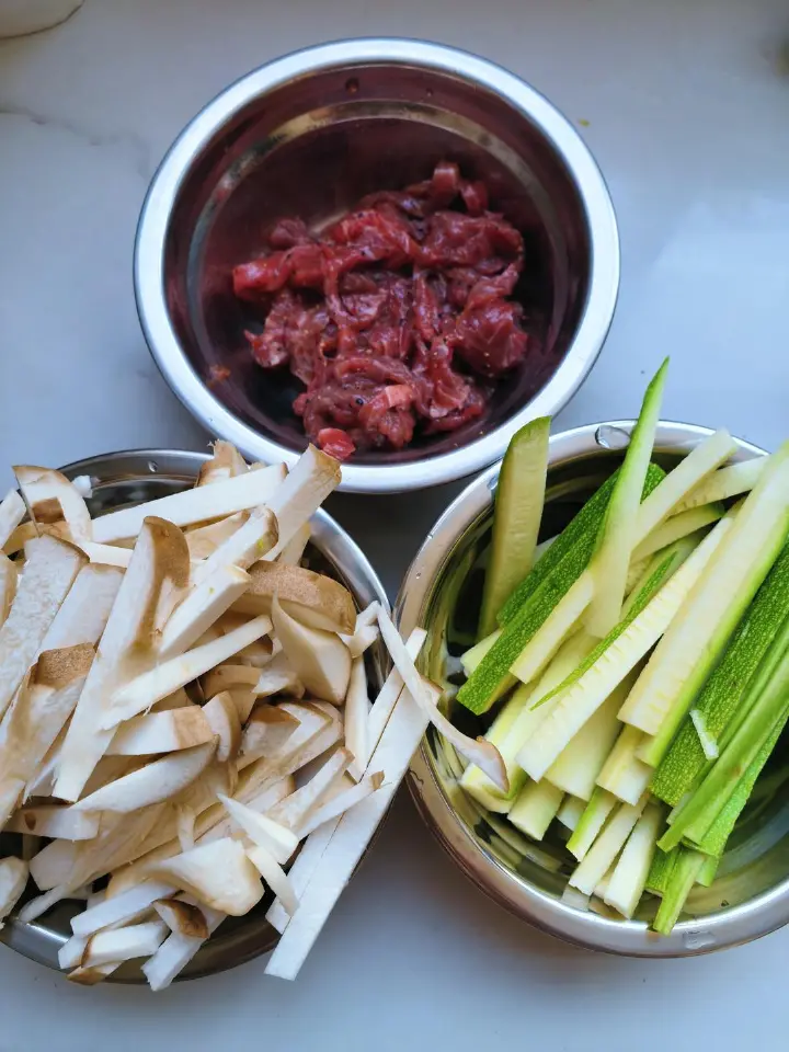 牛肉炒杏鲍菇西葫芦 第 8 步