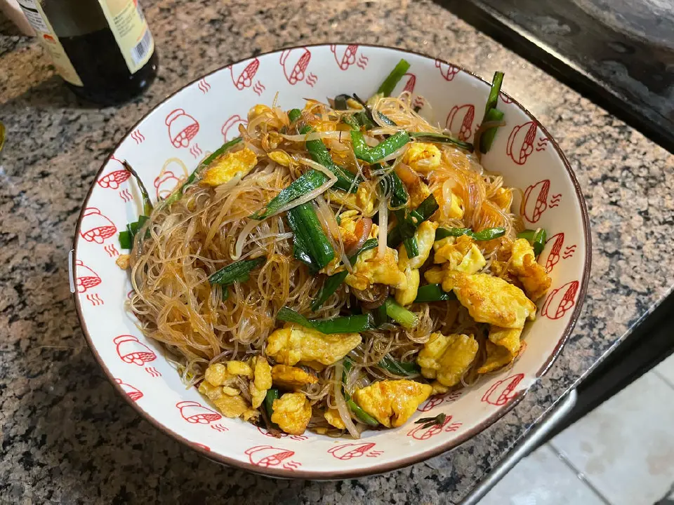 大排档风味韭菜豆芽炒米粉成品图