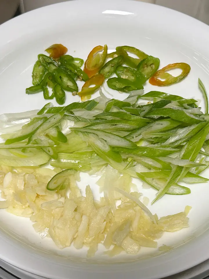 葱丝爆炒小河虾 第 2 步