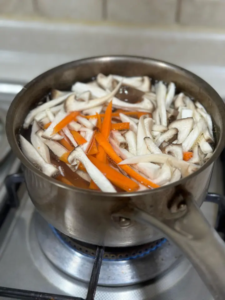 杏鲍菇木耳豆角炒蛋 第 4 步