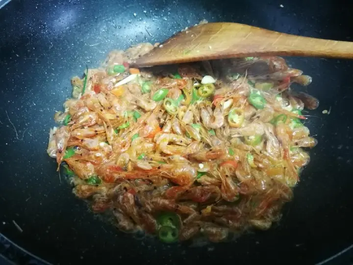 辣椒炒河虾干 第 3 步