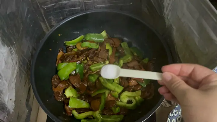 青椒牛肝菌炒腊肉 第 16 步