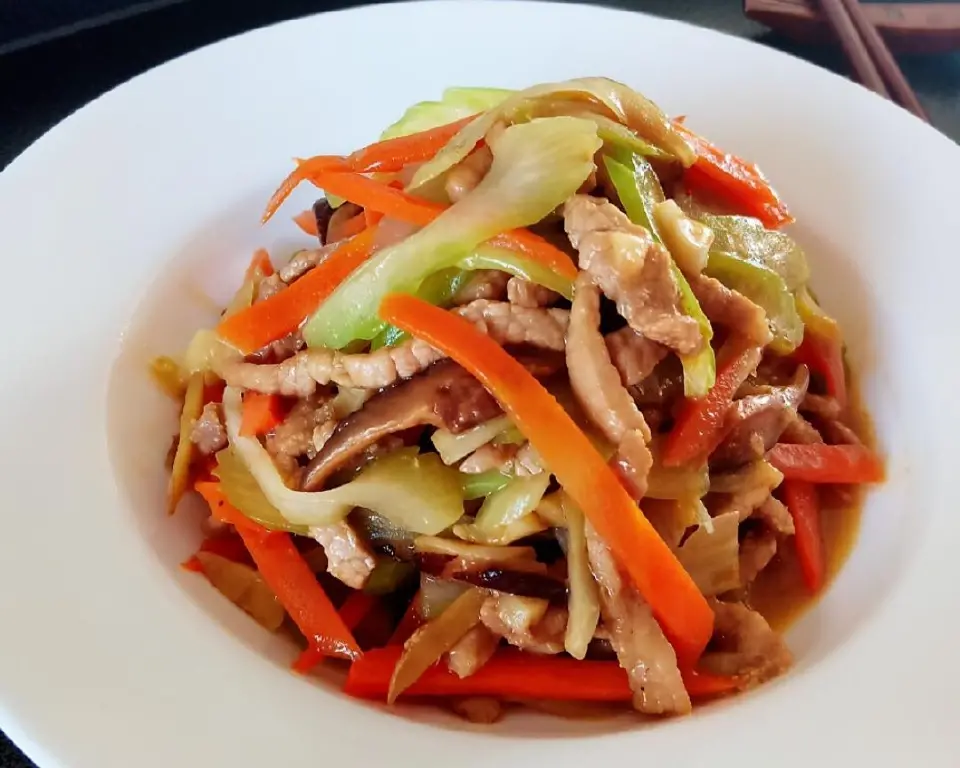 家常小炒肉丝成品图