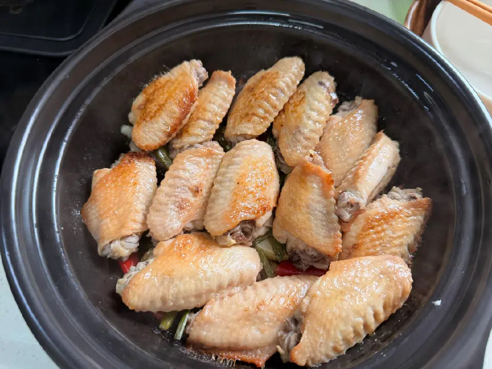 砂锅沙姜盐焗鸡翅成品图