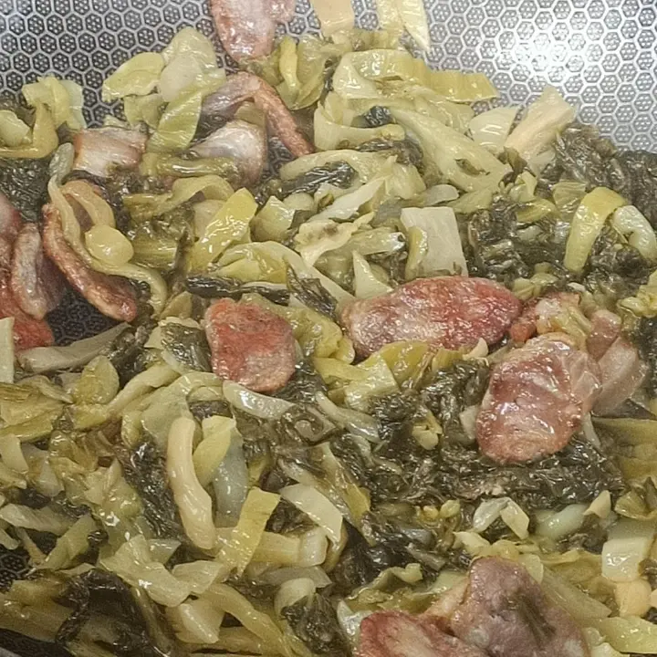 酸菜炒腊肉腊肠 第 7 步