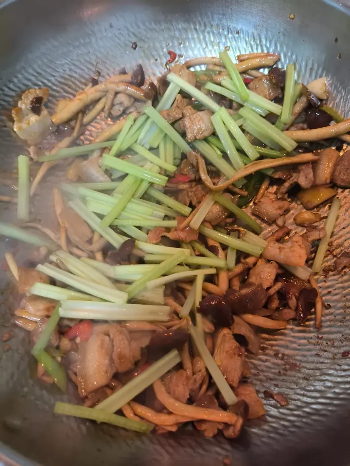 茶树菇炒肉 第 11 步