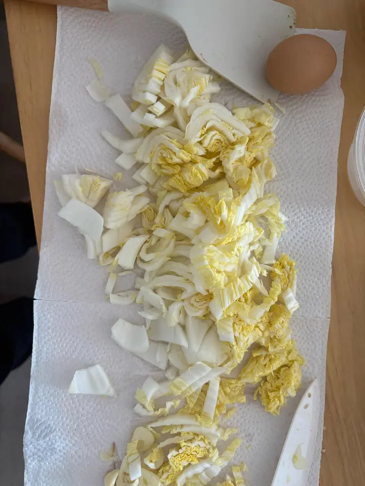 鸡胸肉娃娃菜蛋炒饭 第 2 步