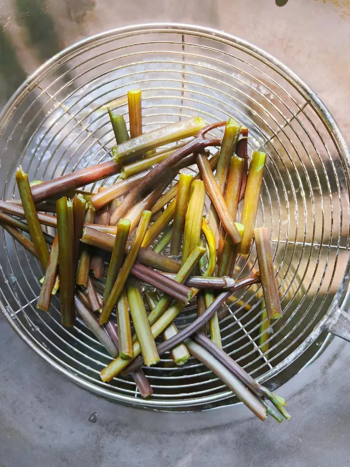 蕨菜炒腊肠 第 4 步