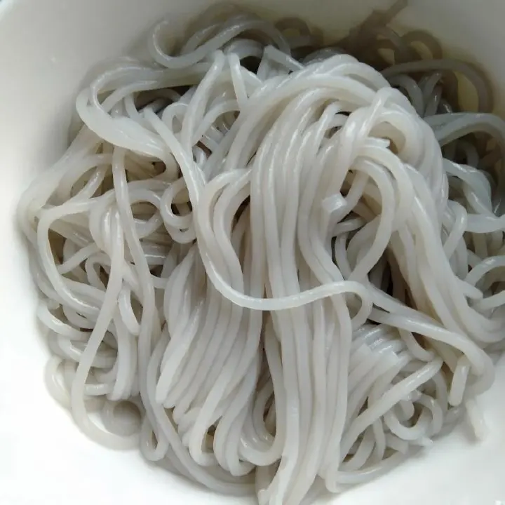 韭菜豆芽粉丝炒鸡蛋 第 2 步