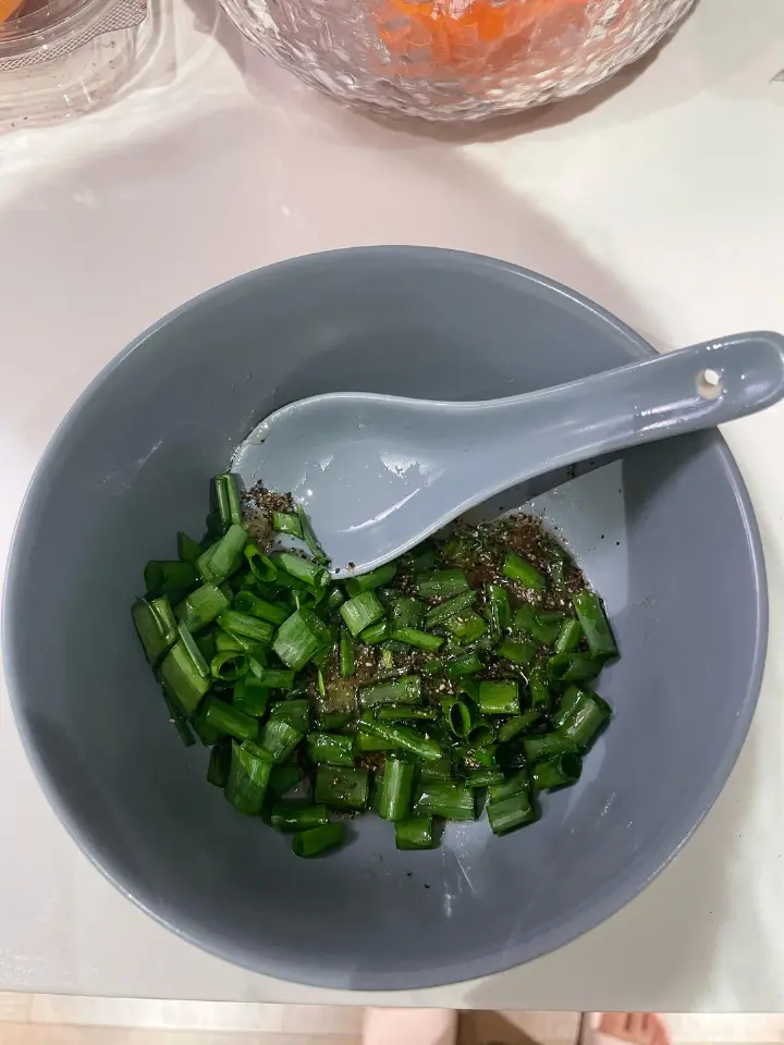 盐葱牛排炒牛肝菌 第 3 步