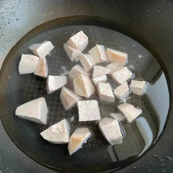 泡菜肥牛烧芋头 第 1 步