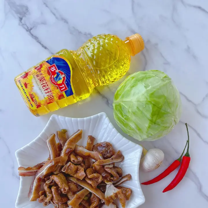 包菜炒卤味 第 1 步