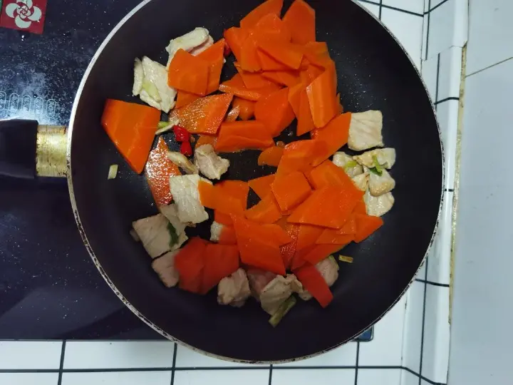 胡萝卜炒肉片 第 8 步