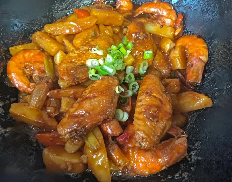 鸡翅虾煲成品图