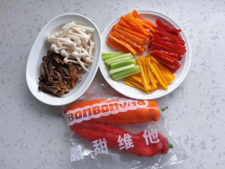 彩虹甜椒炒双菌 第 1 步