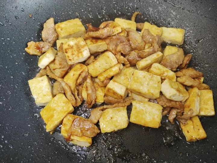 葱香豆腐炒肉片 第 4 步