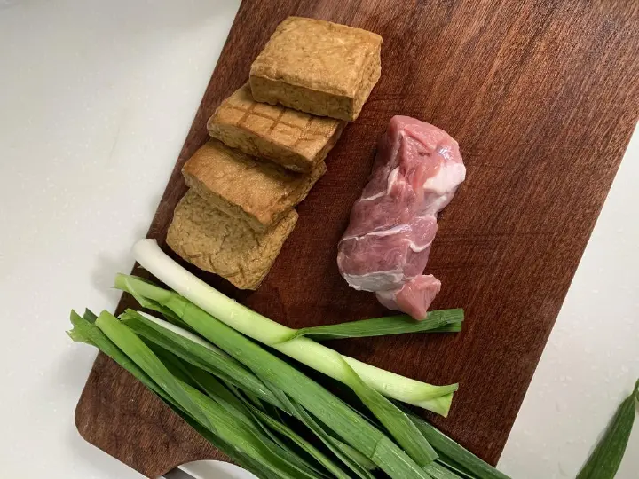 青蒜香干炒肉片 第 1 步
