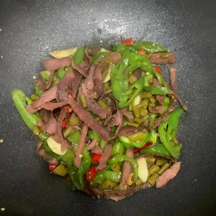 湘西腊肉炒酸豆角 第 6 步