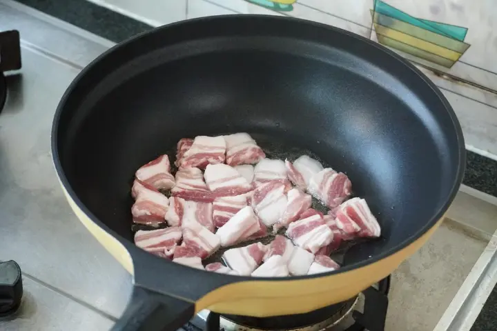 五花肉炒蒜苗 第 4 步