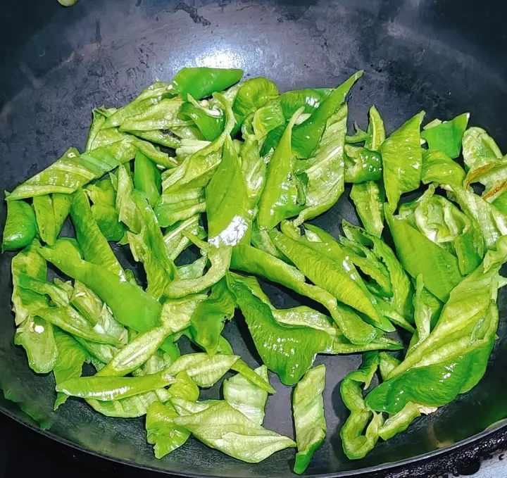 青椒炒鸡蛋 第 2 步