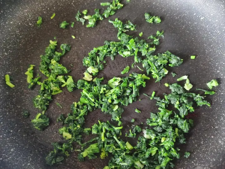 荠菜炒年糕 第 6 步