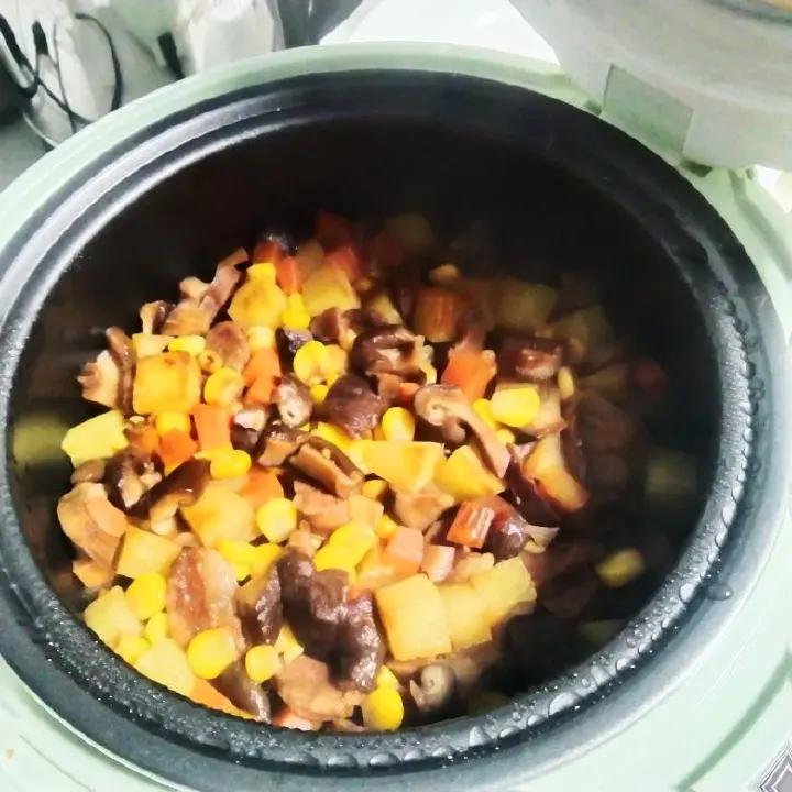 腊肠土豆香菇焖饭 第 6 步