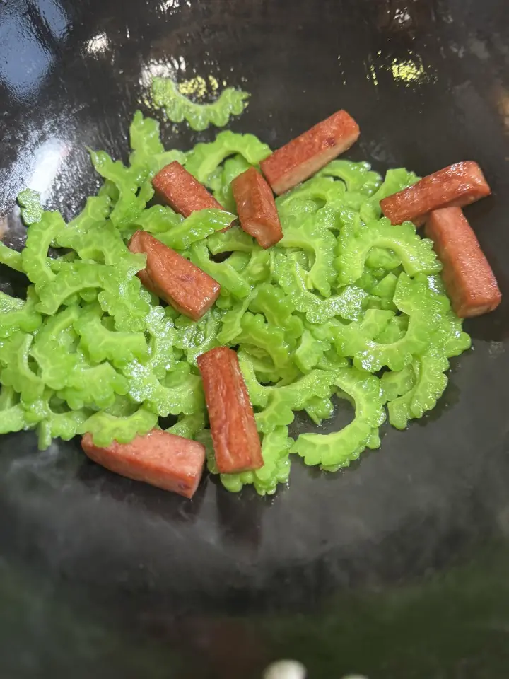 午餐肉苦瓜炒蛋 第 9 步