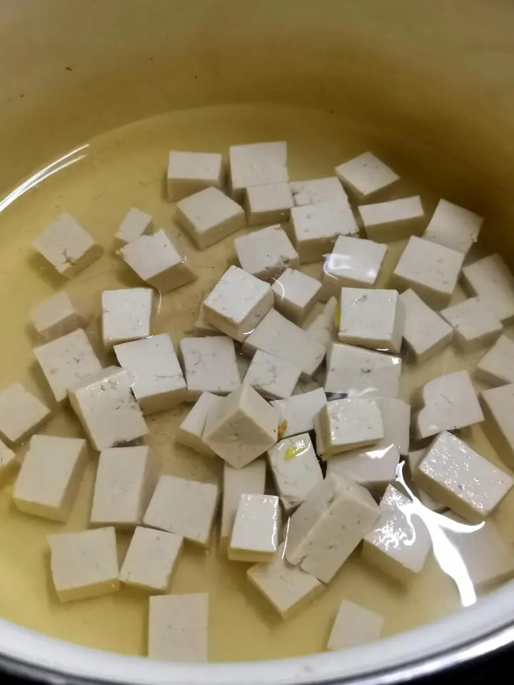 鸡肉丸豆腐虾皮汤 第 3 步