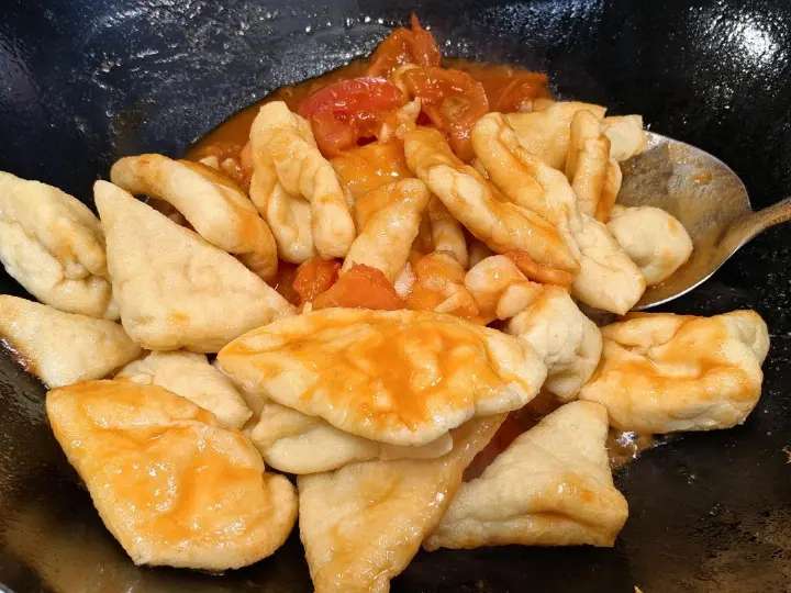 西红柿焖三角豆腐 第 4 步