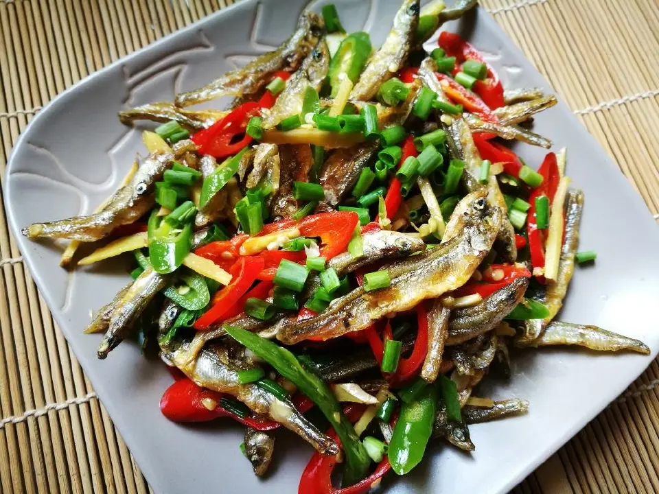 辣椒小炒河鱼干成品图