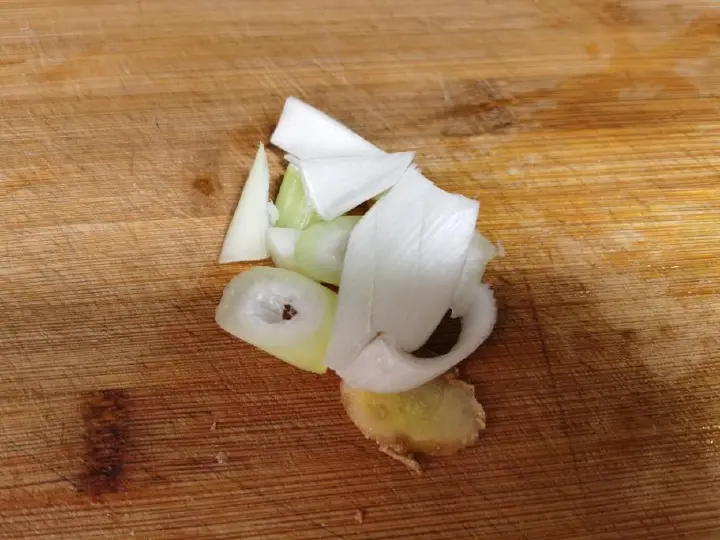 蒜苔豆干炒腊肉 第 1 步