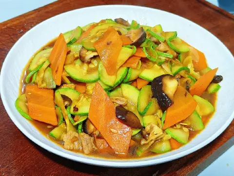 香菇肉片炒西葫芦