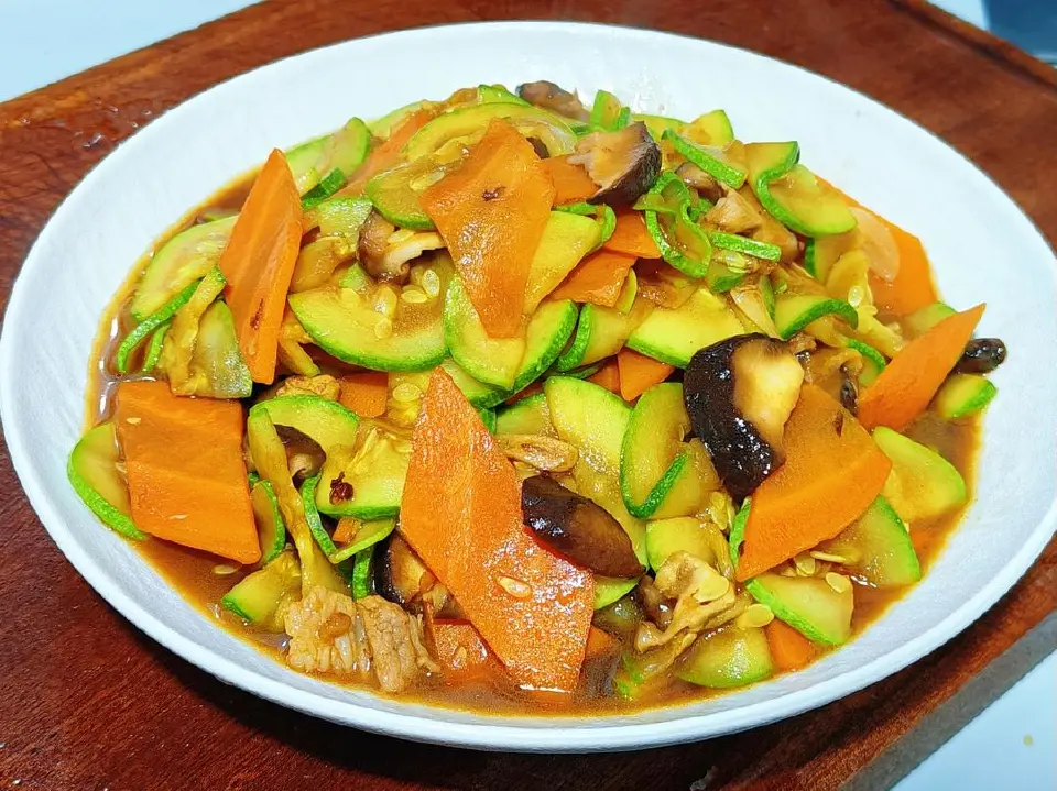 香菇肉片炒西葫芦成品图