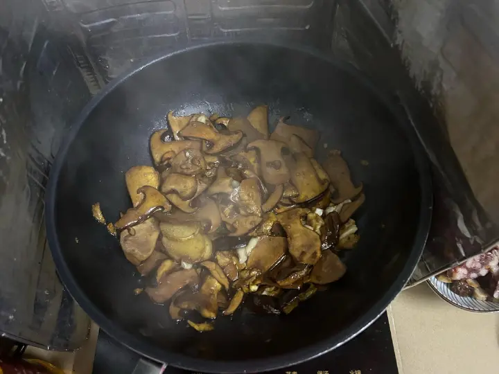 青椒牛肝菌炒腊肉 第 6 步