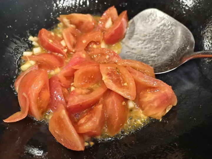 西红柿焖三角豆腐 第 3 步