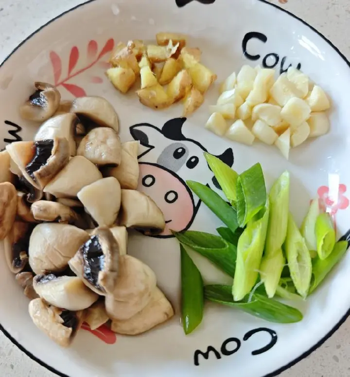 口蘑炒鸡腿肉 第 1 步