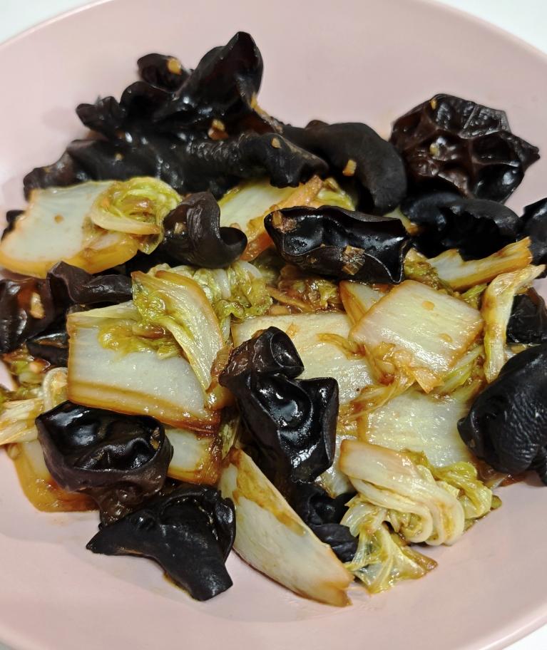 白菜炒木耳成品图