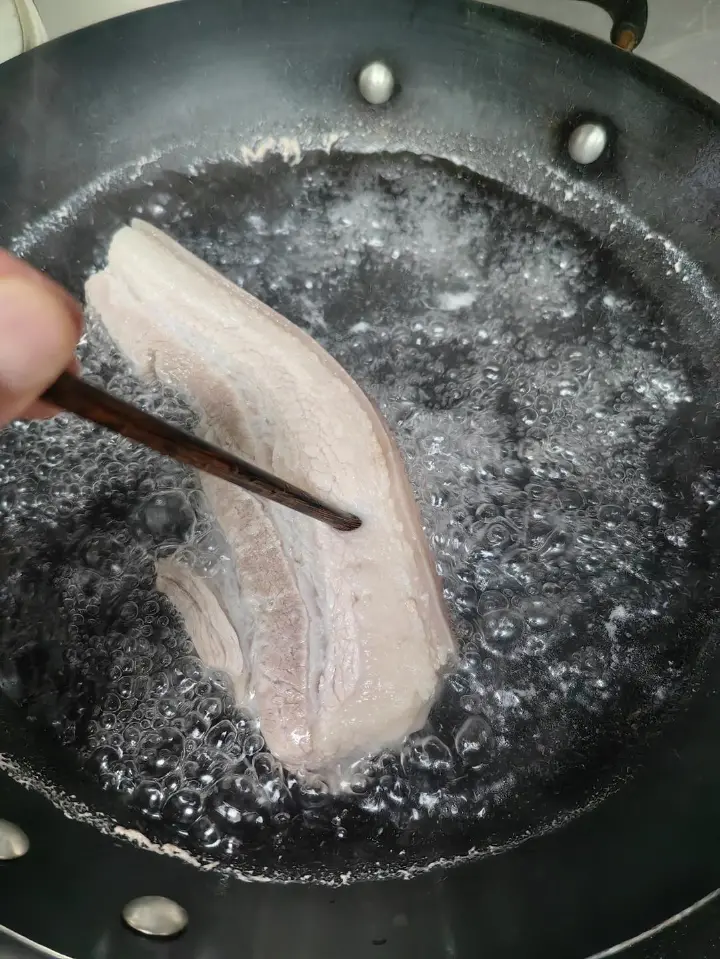 辣椒蒜苗炒肉 第 3 步