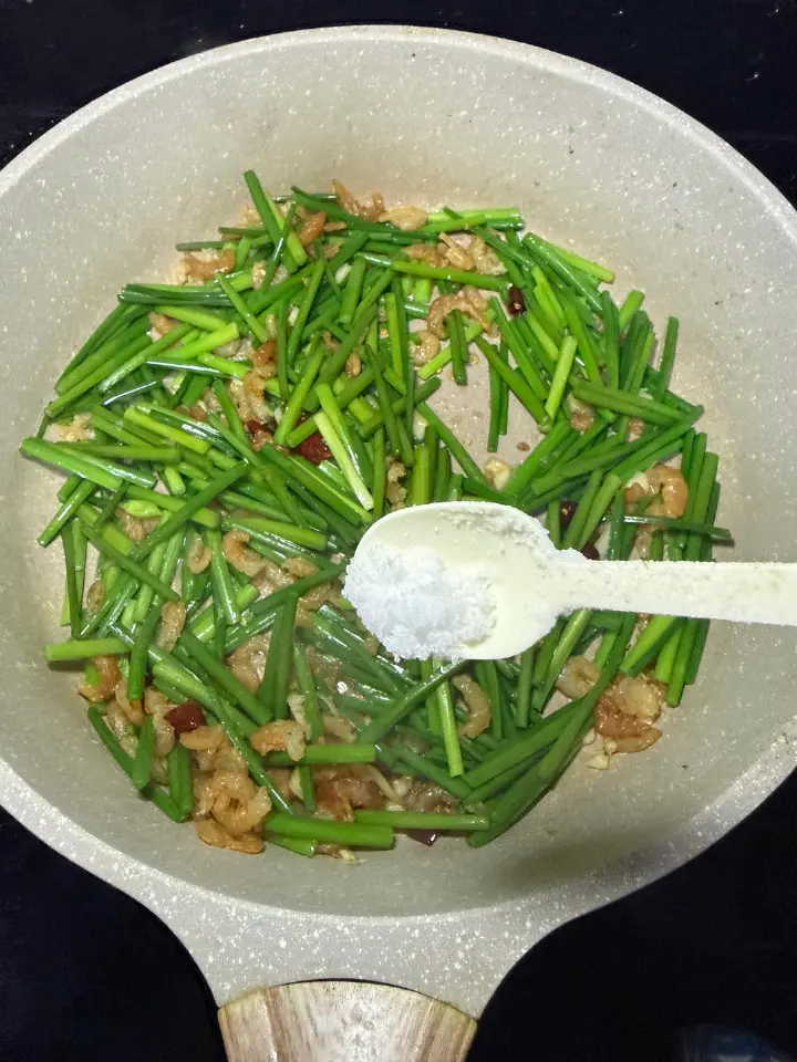 韭菜花炒虾米 第 8 步