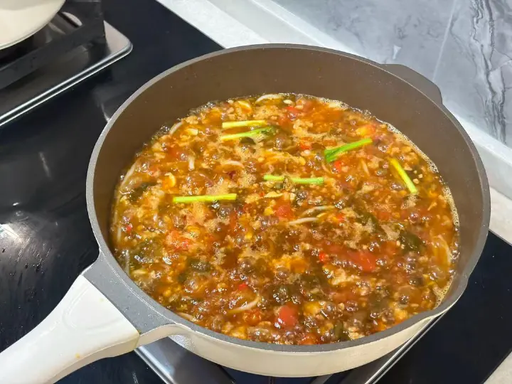 酸菜肉末米线 第 8 步