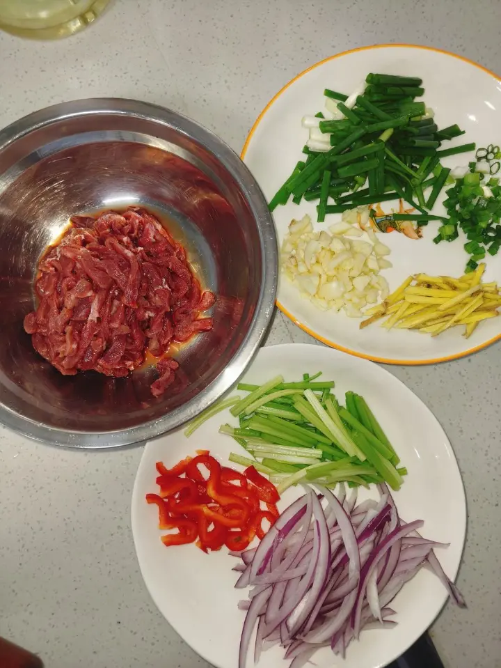 洋葱芹菜炒牛肉 第 2 步