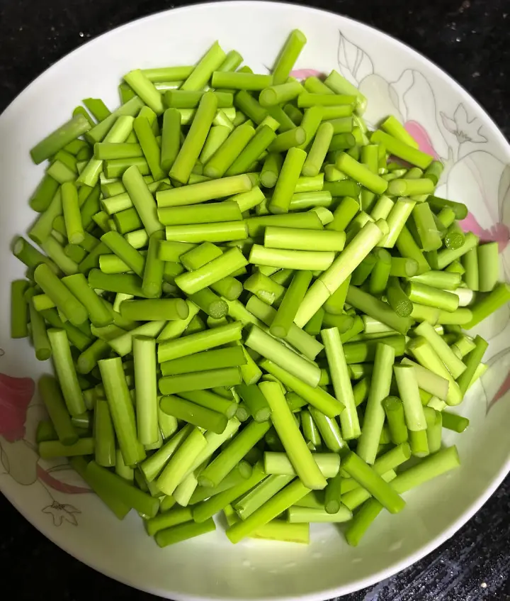 蒜苔炒肉沫 第 1 步