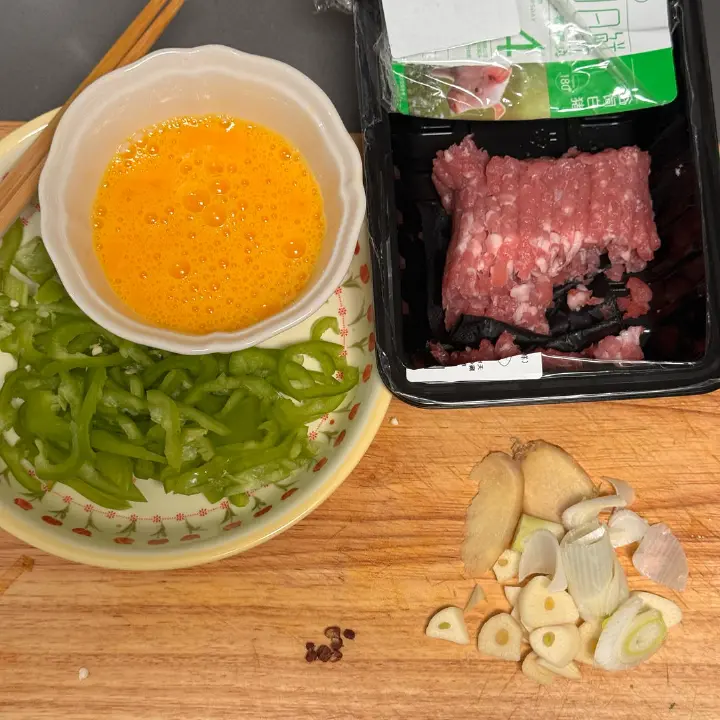 肉末青椒炒蛋 第 1 步
