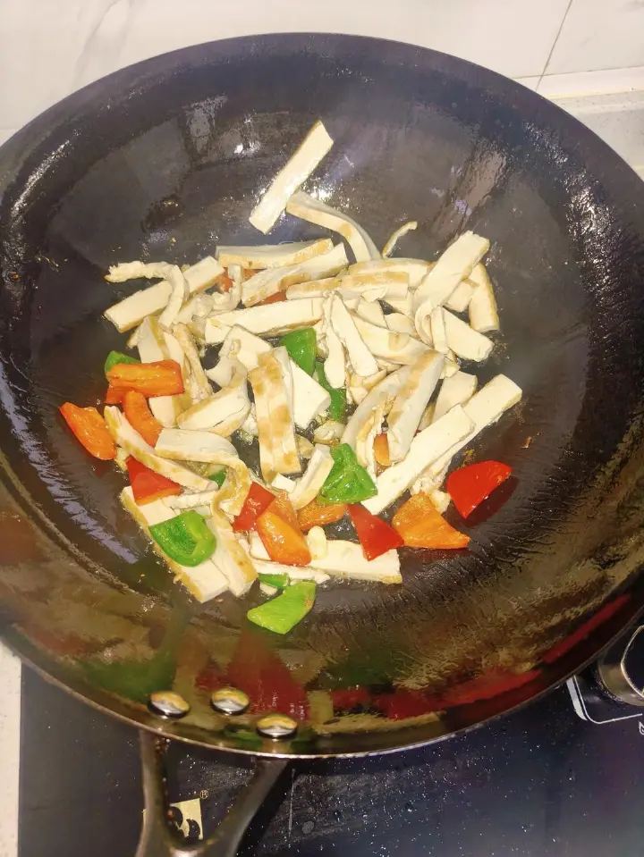 彩椒炒豆腐干 第 4 步