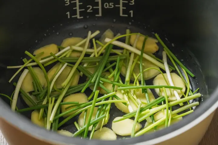 电饭煲焖整鸡 第 4 步